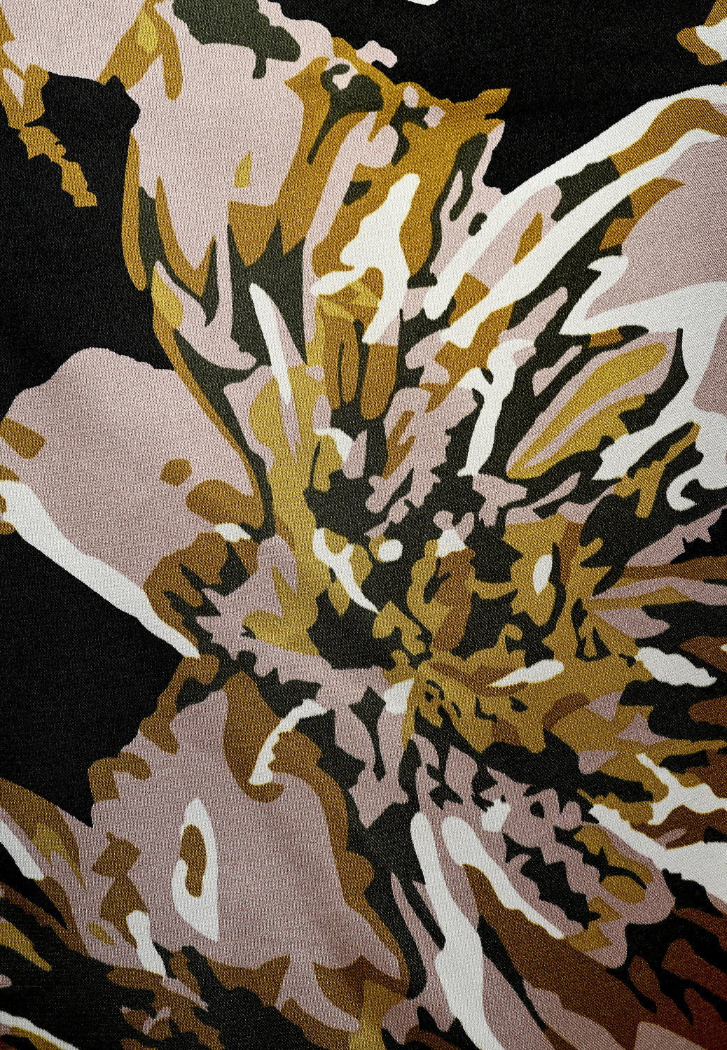 25275 Satin-Shirt mit Blüten-Print in Schwarz/Rosé