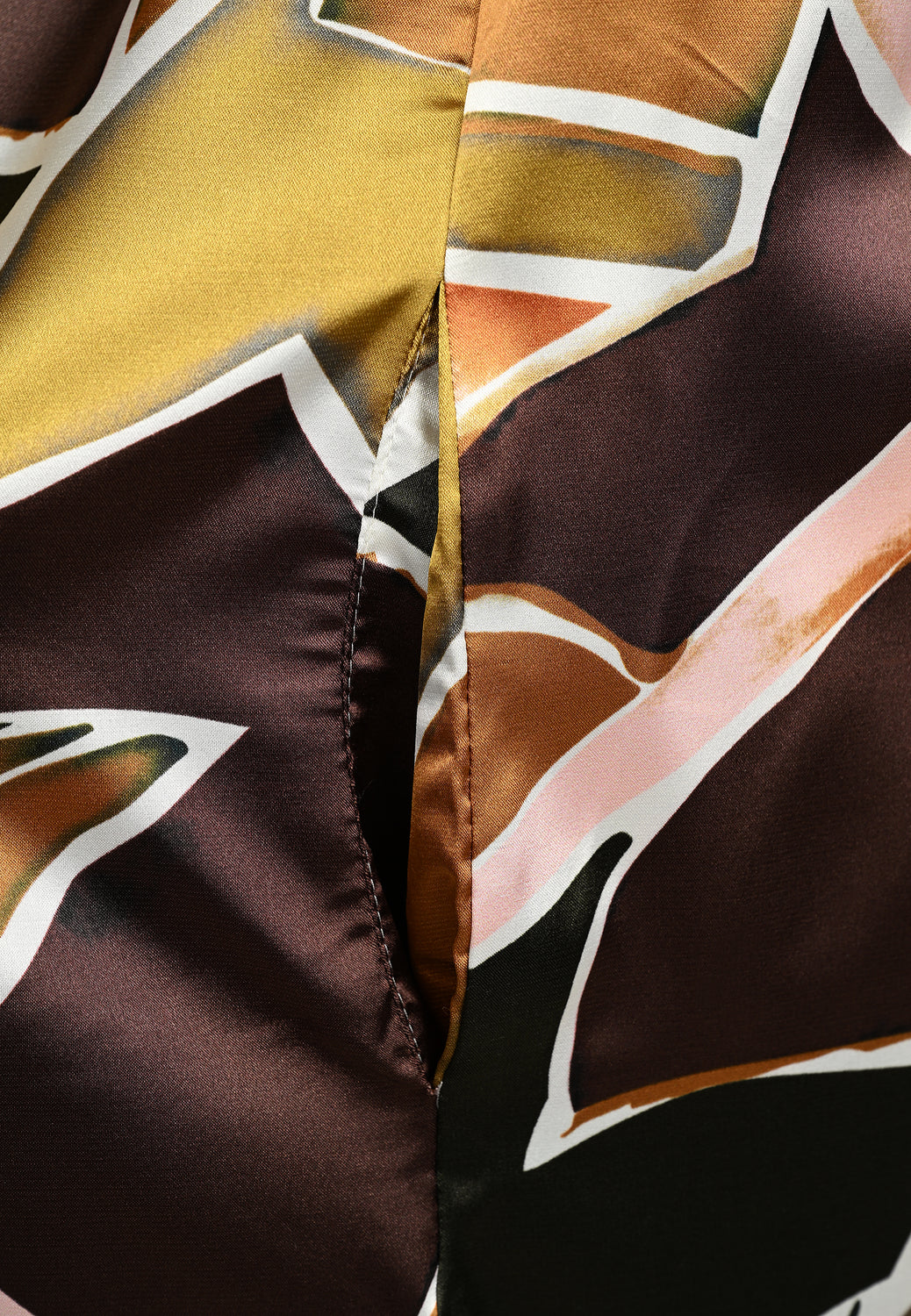 25276 Satin-Kleid mit Grafik-Print in Oliv/Braun