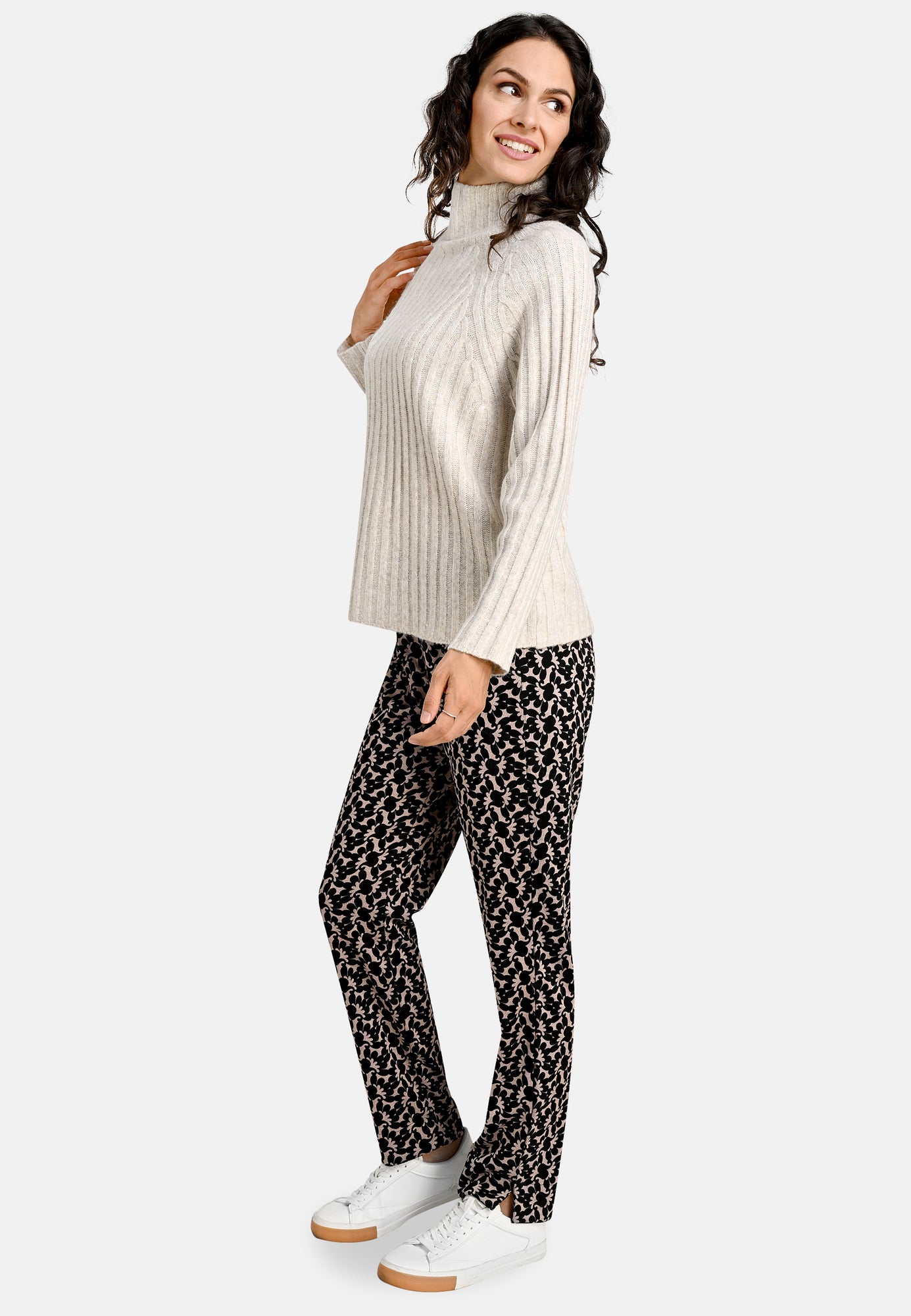 24617 Jersey broek met ornamentprint in zwart/beige