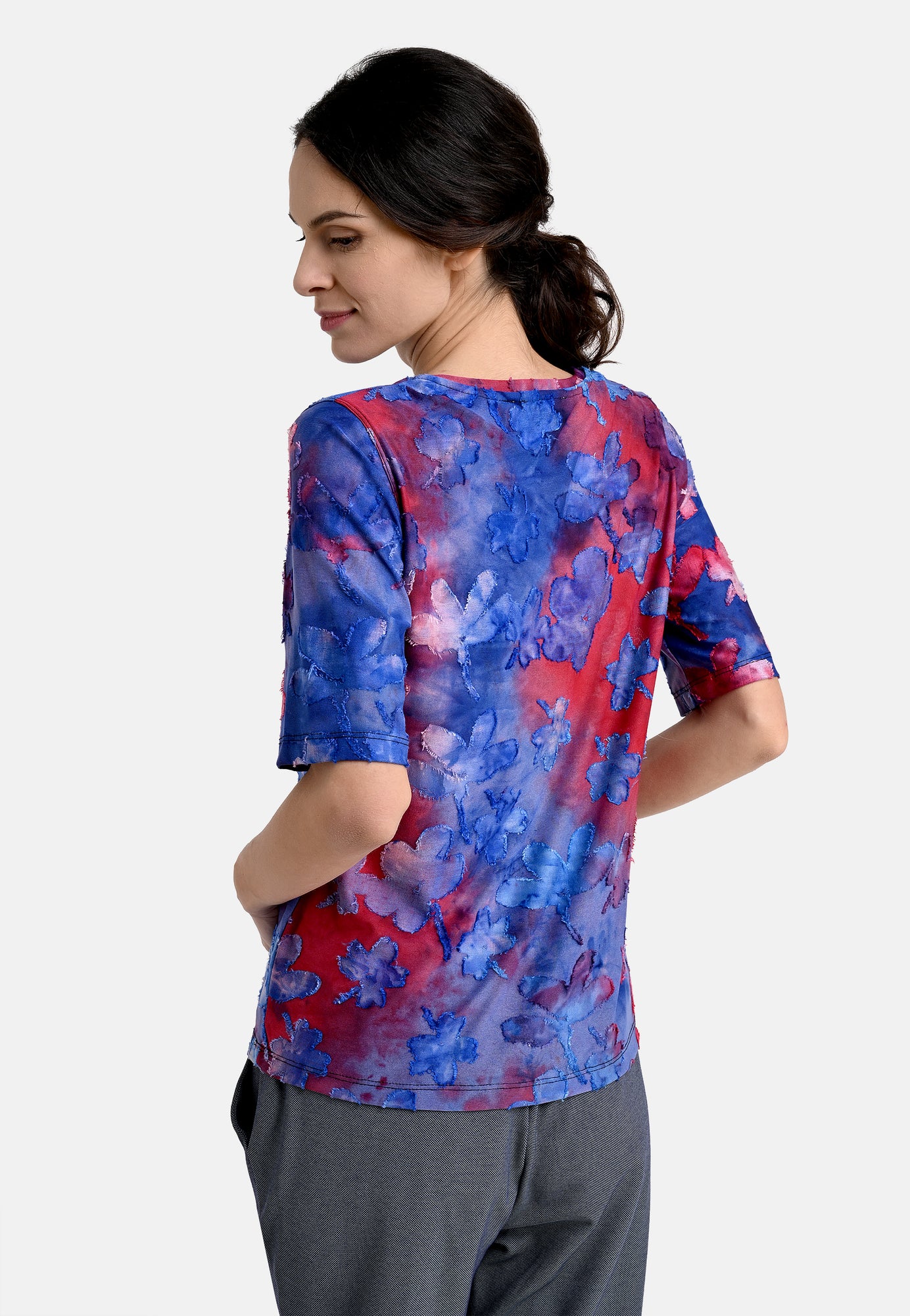 25202 Shirt mit Blüten-Batik-Muster in Blau/Rot