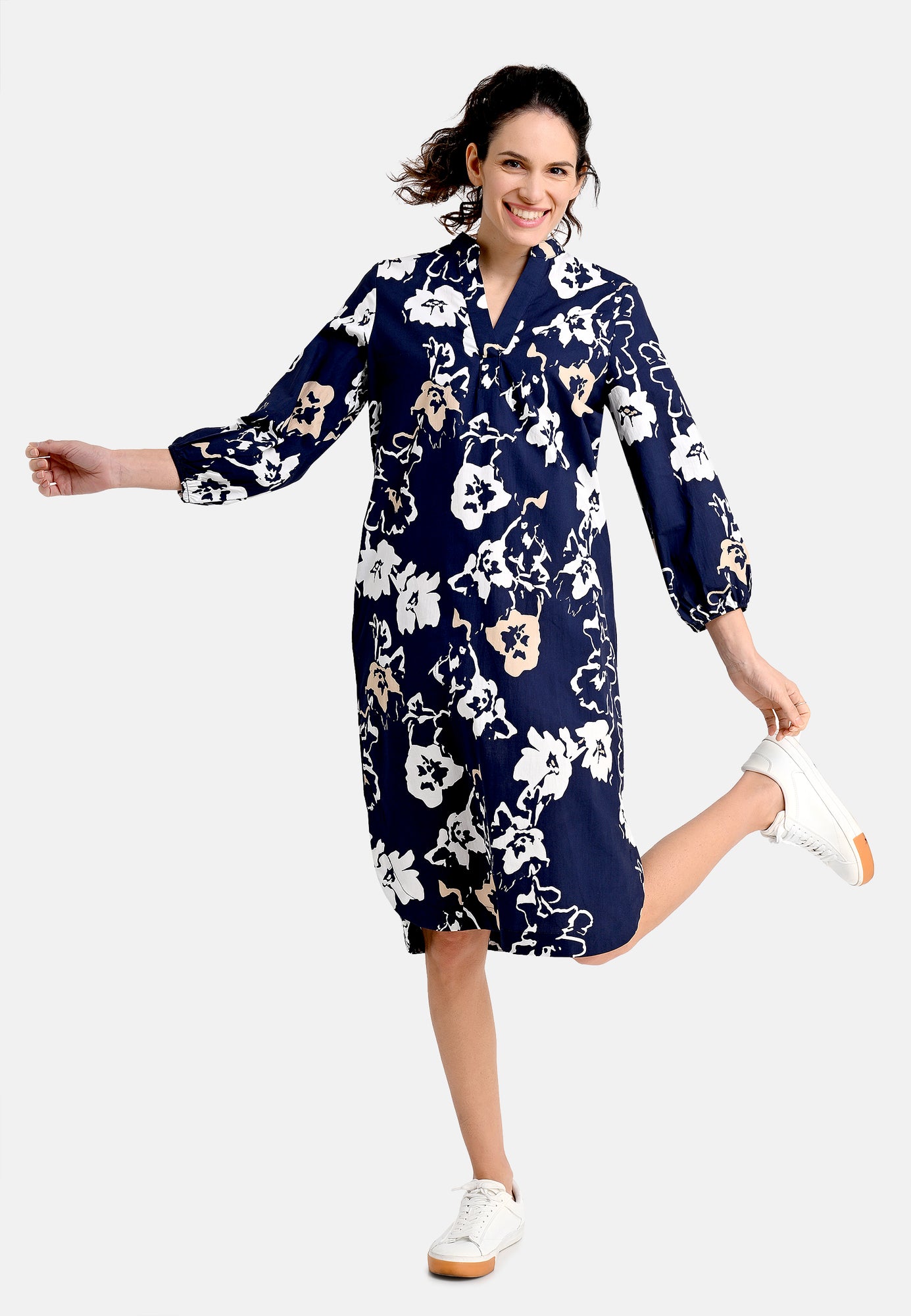 25218 Kleid mit Blüten-Print in Dunkelblau/Weiß