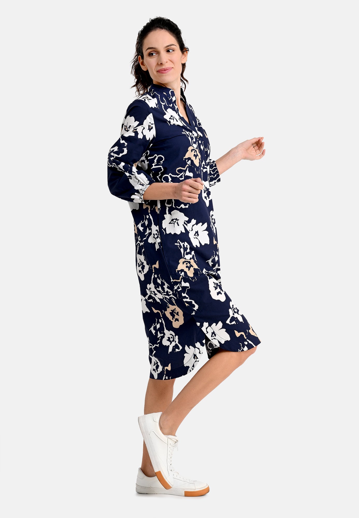 25218 Kleid mit Blüten-Print in Dunkelblau/Weiß