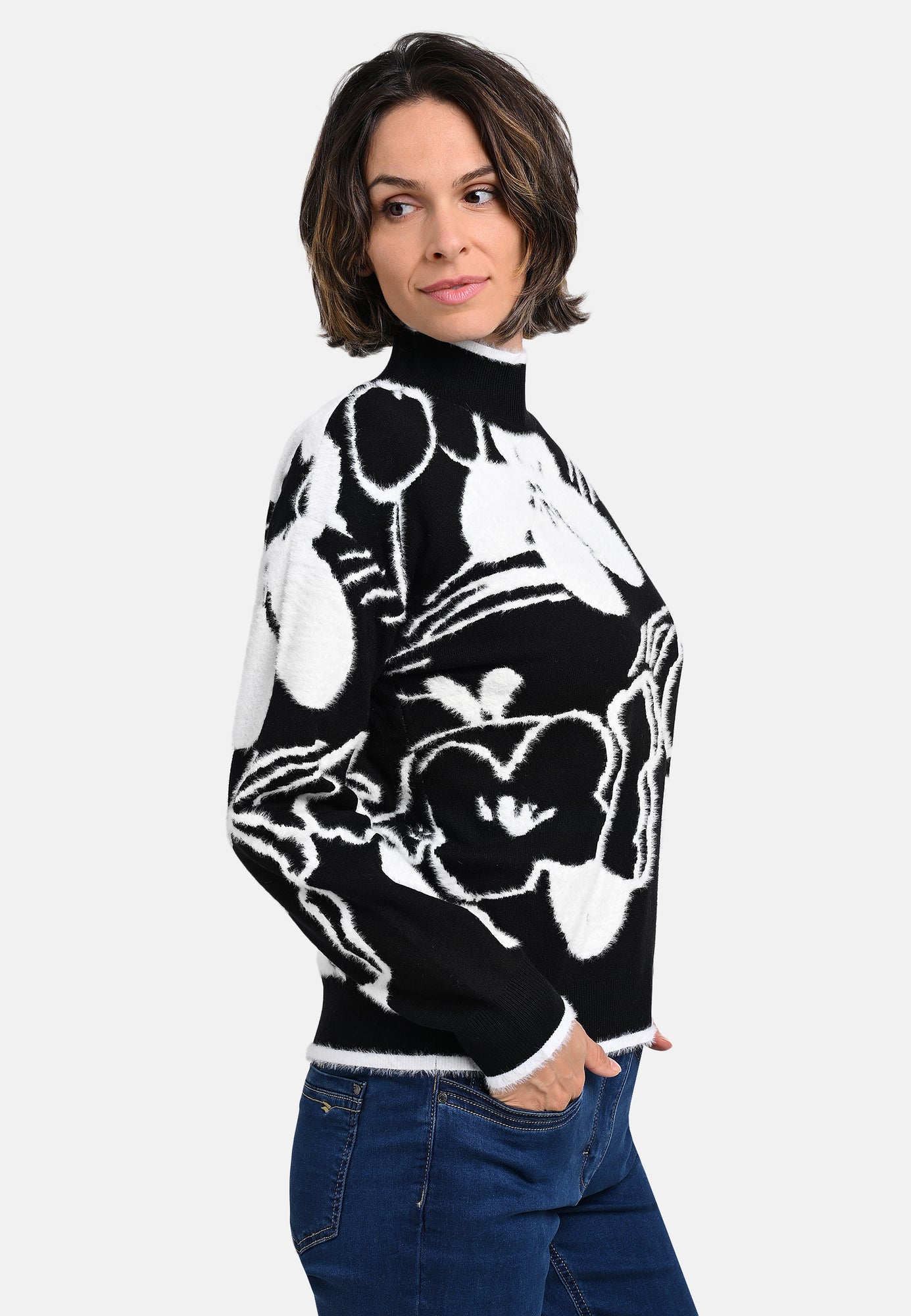 25821 Strickpullover mit Blütenmuster in Schwarz/Weiß