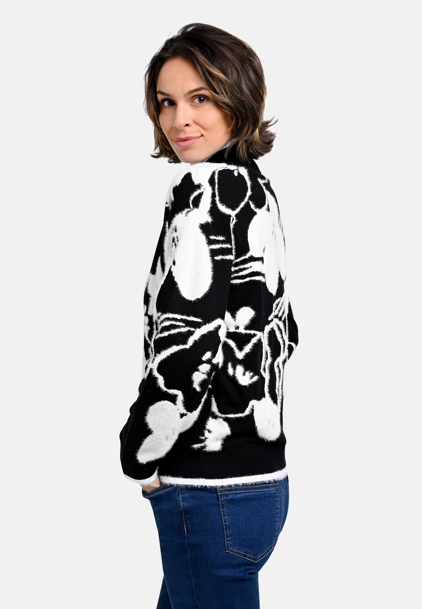 25821 Strickpullover mit Blütenmuster in Schwarz/Weiß