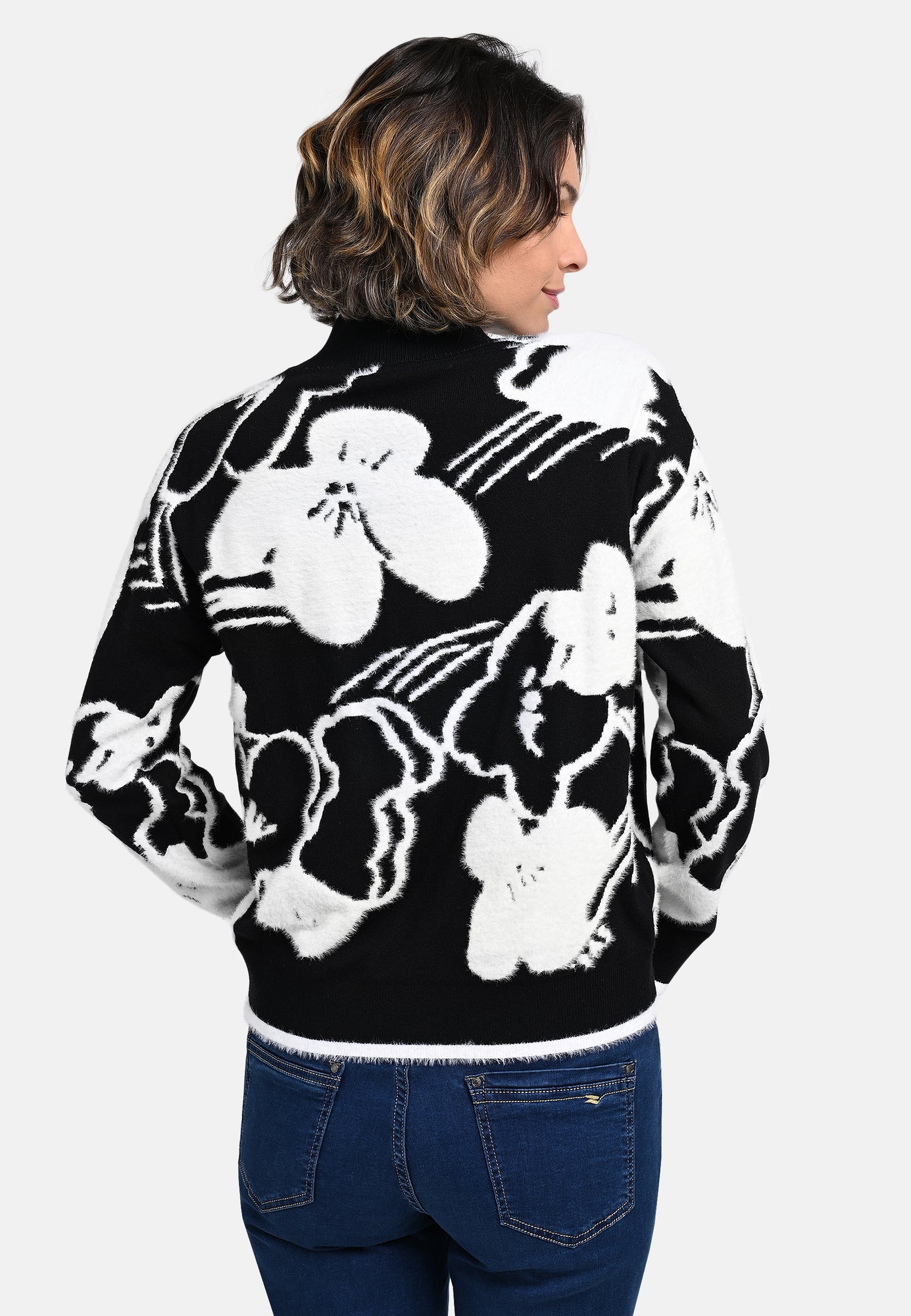 25821 Strickpullover mit Blütenmuster in Schwarz/Weiß